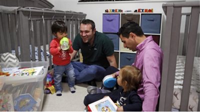 الحكومة الإيطالية تمنع تسجيل الأطفال للأزواج المثليين بميلانو