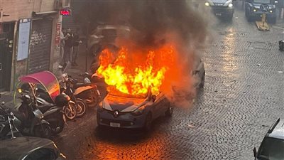 اشتباكات عنيفة بين جماهير فرانكفورت والشرطة الإيطالية قبل مباراة نابولي | فيديو 