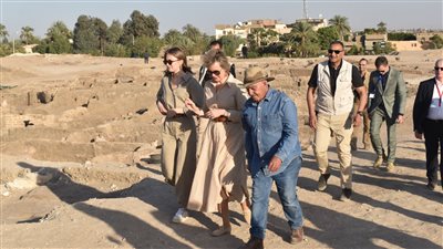 زاهي حواس يستقبل ملكة بلجيكا بالمدينة الذهبية المفقودة بالأقصر | صور 