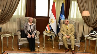 رئيس قناة السويس يبحث مع وزيرة البيئة تعزيز الاقتصاد الأزرق وتنمية البحيرات
