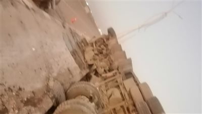 إعادة الحركة المرورية بعد انقلاب تريلا على الطريق الدولي الساحلي وإصابة سائقها 