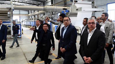 يستهدف إنتاج 30 ألف طن سنويًا.. مدبولي يتفقد مصنعا لطباعة وصباغة المنسوجات 