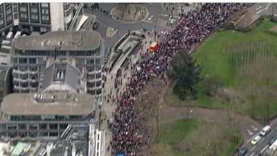 بعد إضراب نصف مليون موظف.. مسيرة ضخمة لآلاف البريطانيين رفضًا لتدني الأجور | فيديو