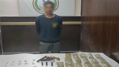 القبض شخص بحوزته سلاح ناري ومخدرات في القاهرة