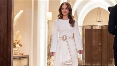 فستان حرير ومطرز بالكريستال.. تفاصيل إطلالة الأميرة إيمان في ليلة الحناء