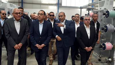 رئيس الوزراء يتفقد مصنع بنية لكابلات الألياف الضوئية