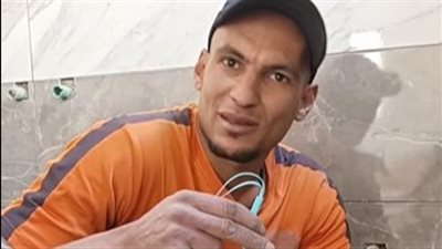 لعبت الكورة وأنا عندي 14 سنة.. قصة كفاح سباك وحارس مرمى بالجيزة| بث مباشر 