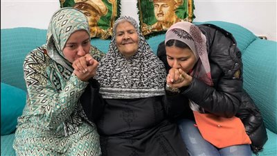 فقدت البصر من كثرة العمل.. الأم المثالية الأولى من ذوي الهمم: ربيت ولادي وإخواتي وكنت من الفدائيات | صور