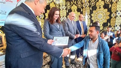 تسليم 18 عقد عمل لذوي الهمم في البحيرة