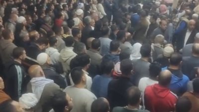 جنازة مهيبة.. انهيار والدة طبيب شاب لقي مصرعه في حادث بألمانيا خلال تشييع جثمانه | بث مباشر