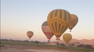 500 سائح بسماء الأقصر على متن 25 رحلة بالون طائر صباح اليوم