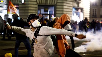 بعد رفض الحكومة تعليق قانون التقاعد.. مواجهات عنيقة بين الشرطة الفرنسية والمحتجين 