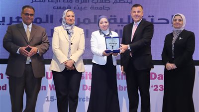 رئيس جامعة عين شمس يكرم عددًا من النماذج الرائدة في احتفالية المرأة المصرية والأم المثالية | صور 