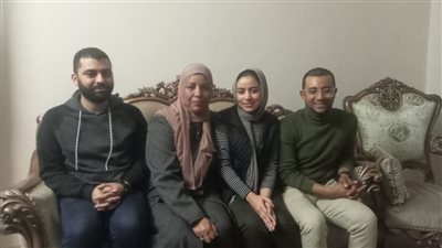 أول تعليق للأم المثالية في الفيوم: تعبت وشقيت عليهم 14 عاما لحد ما بقو الثلاثة دكاترة