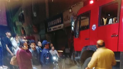 الدفع بـ 7 سيارات إطفاء للسيطرة على حريق مصنع العبور 