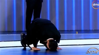 كريم الخولي يسجد شكرًا لله بعد فوزه بـ لقب نجم التقديم التلفزيوني في برنامج الدوم