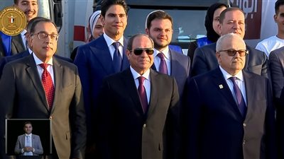 أبو هشيمة في صورة تذكارية مع الرئيس السيسي خلال احتفالية كتف بكتف