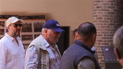 آخر ملوك مصر وأحفاد فاروق يستمتعون بمعالم الأقصر السياحية عبر النيل