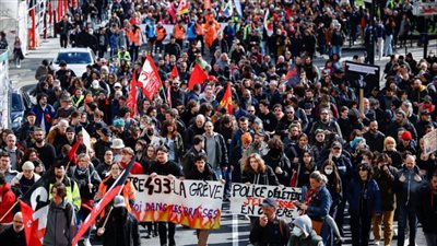 فرنسا على صفيح ساخن| قطع بعض الطرق وتوقف وسائل مواصلات ومدارس بسبب الاحتجاجات