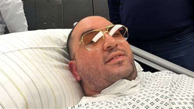 بعد إصابته بمرض مناعي نادر.. نجل محمد ثروت يشكر والده: تعبتك معايا وأتمنى أكون أب زيك