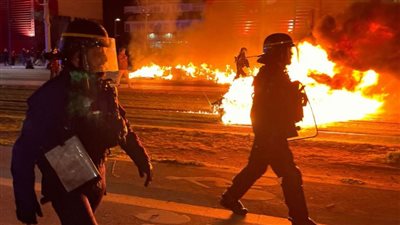 اشتباكات بين الشرطة الفرنسية والمتظاهرين.. والغضب يتزايد ضد ماكرون