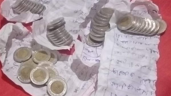 طفلة تشارك في شنط