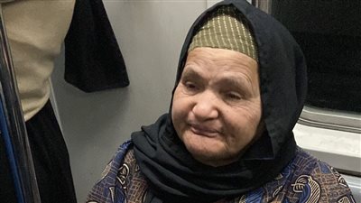 فقدان وآلام| رحلة مسنة كفيفة تبيع الخضار من بنها للقاهرة: بناتي الاتنين ماتوا.. وفقدت بصري من المرض
