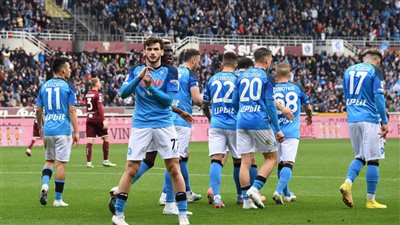 نابولي يضرب تورينو برباعية ويواصل الانفراد بصدارة الدوري الإيطالي