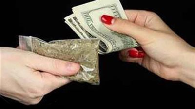 القبض على سيدة لترويجها المخدرات أمام منزلها في الوراق