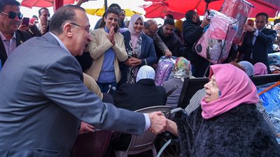 محافظ الإسكندرية يكرم 70 أما مثالية في احتفالية على شاطئ المندرة