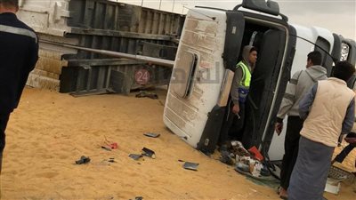 التحقيق في إصابة 13 شخصًا جراء انقلاب أتوبيس بطريق السويس