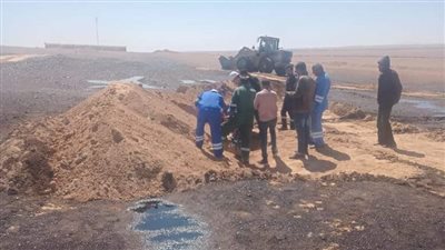 بعد تهالك المواسير.. أجهزة البحر الأحمر تنجح فى السيطرة على تسريب خام البترول| صور