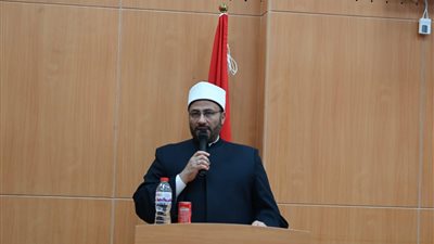 قافلة البحوث الإسلامية تعقد لقاءً مفتوحًا مع طلاب الألسن بجامعة جنوب الوادي بالغردقة