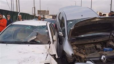 إصابة شخصين بحادث تصادم 3 سيارات ملاكي على كوبري 6 أكتوبر | صور 