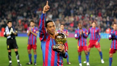 في عيد ميلاده الـ 42.. مسيرة غنية بالأرقام والبطولات لـ ساحر البرازيل رونالدينيو