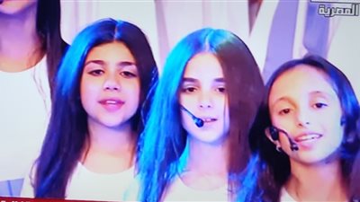 والدة الطفلة كندا المشاركة في كورال احتفالية تكريم المرأة: كنت فرحانة جدًا عشان غنت قدام الريس