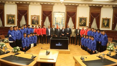 محافظ القاهرة يستقبل الفريق المسافر للمشاركة في بطولة طوكيو الدولية لكرة القدم