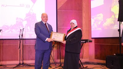 بينهم أمهات الشهداء.. محافظة القاهرة يكرم 41 أما مثالية