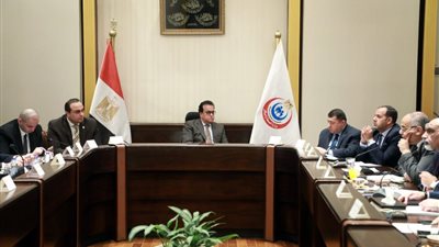 وزير الصحة يوجه بالإسراع في بدء تطوير معهد القلب.. وخطة للتثقيف والوعي الطبي للمواطنين 