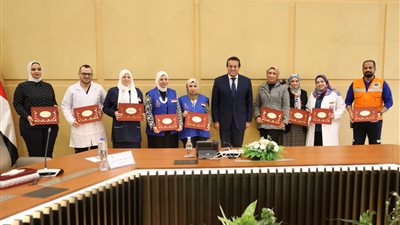 وزير الصحة يكرم النماذج المتميزة من مقدمي الخدمة الطبية