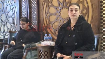 ملامح الحزن والصدمة تظهر على وجه ابنة وحفيدة الفنانة لبنى محمود خلال تلقيهما العزاء