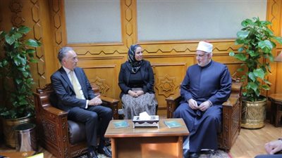وكيل الأزهر لمسئول هولندي: لا نؤمن بالحرية التي تتطاول على رموز الأديان.. وعلى الجميع احترام المسلمين