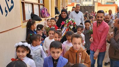  مسيرة بالورود وممر شرفي لمعلمة بعد خروجها على المعاش في قنا | صور