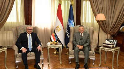 الفريق أسامة ربيع يلتقي رئيس المنطقة الاقتصادية لقناة السويس لبحث سبل التعاون المشترك