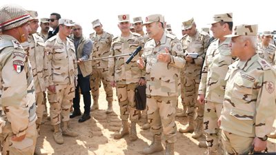 الفريق أسامة عسكر يشهد بيانا عمليا للتكتيكات الصغرى والمهارة في الميدان لأحد تشكيلات الجيش الثاني الميداني