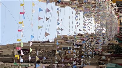 شوارع الأقصر تتزين بقصاصات الورق والفوانيس استعدادا لاستقبال شهر رمضان