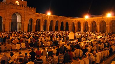 مسجد عمرو بن العاص يستقبل المصلين لأداء أول تراويح في رمضان | فيديو