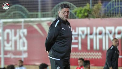 فيتوريا يتابع مباراة سوبر الأهلي وبيراميدز من مقصورة ملعب محمد بن زايد