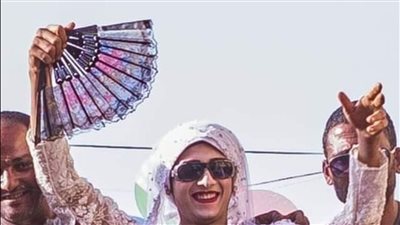 شاب بفستان زفاف يثير الجدل بشوارع إسنا في الأقصر