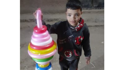 لَن تَنَالُوا۟ ٱلۡبِرَّ حَتَّىٰ تُنفِقُوا۟ مِمَّا تُحِبُّونَۚ.. شاب يصنع فوانيس بـ 5 جنيهات للأيتام: بسعد الأطفال غير القادرين